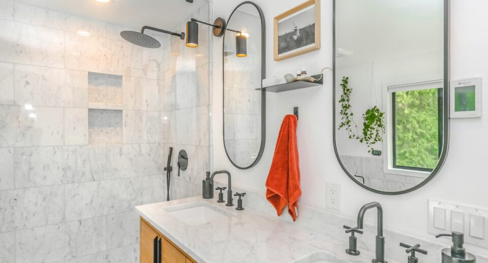 Cómo limpiar los espejos del baño para un acabado impecable